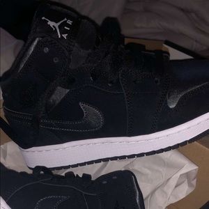 jordan 1 black and silver